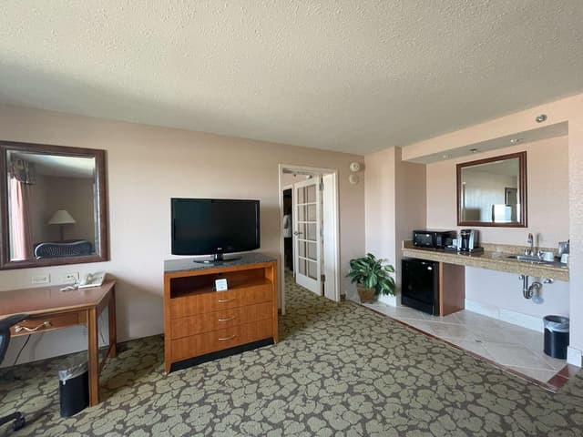 ACP Hotel Houston Westchase, MOD Collection by Sonesta-Superior Suite, 1 King Bed, Jetted Tub-2