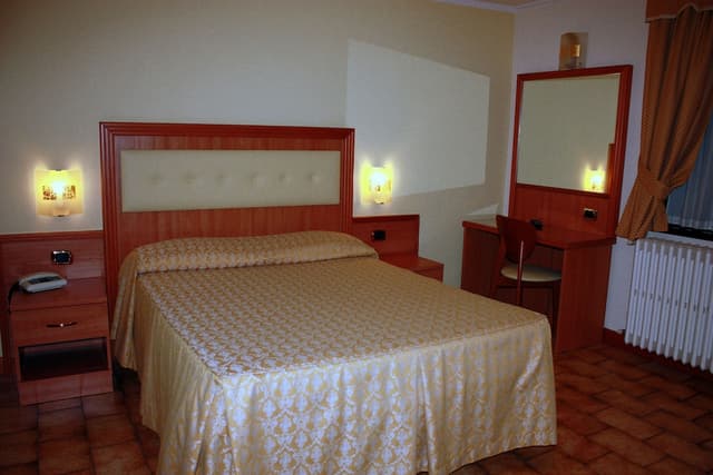 吹笛人酒店-經濟雙人房-2