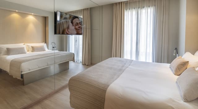 Cram Hotel-Superior With Balcony-2