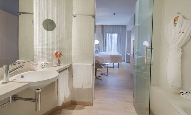 Cram Hotel-Superior With Balcony-10