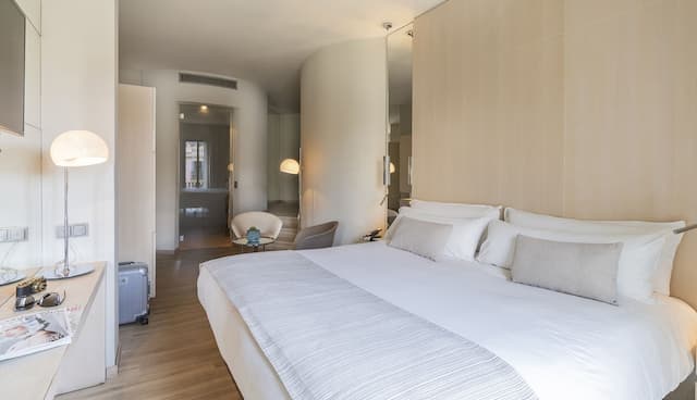 Cram Hotel-Superior With Balcony-4