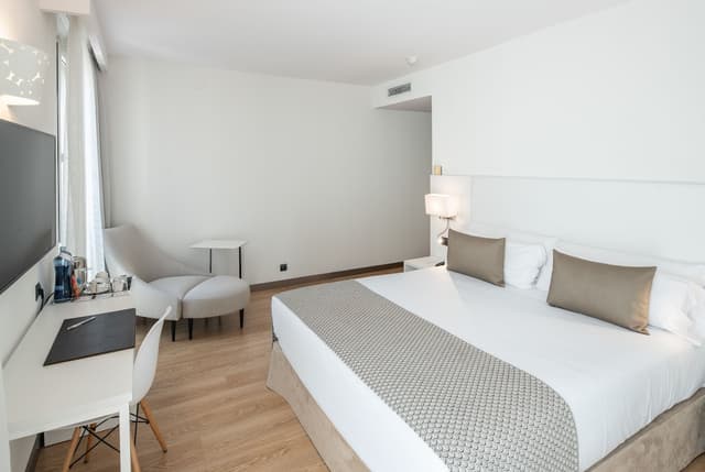 Catalonia Bristol-高级双人房（单人入住）-4