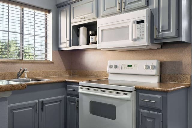 Days Inn & Suites by Wyndham Houston Hobby Airport-1 King & 1 Full Bed Suite with Full Kitchen, Non-Smoking-5