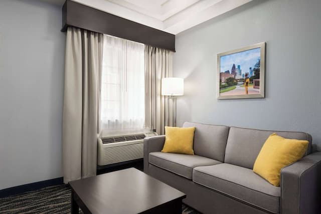 Days Inn & Suites by Wyndham Houston Hobby Airport-1 King Bed Suite, Non-Smoking-3