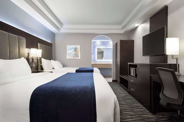 Days Inn & Suites by Wyndham Houston Hobby Airport-1 King & 1 Full Bed Suite, Non-Smoking-4