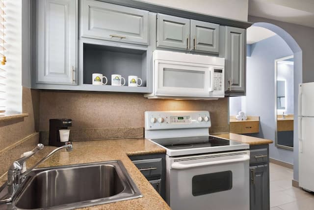 Days Inn & Suites by Wyndham Houston Hobby Airport-1 King Bed Suite with Full Kitchen, Non-Smoking-7