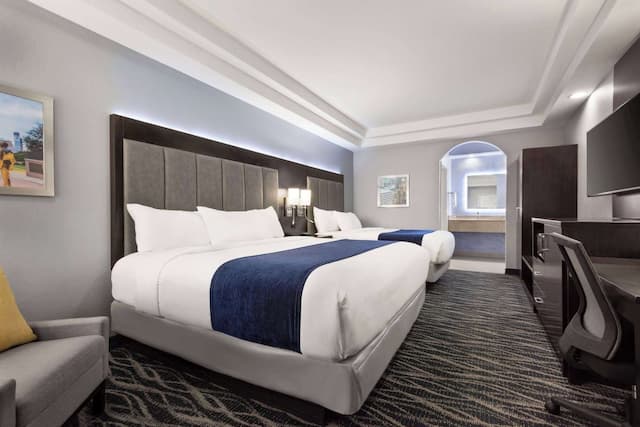 Days Inn & Suites by Wyndham Houston Hobby Airport-1 King & 1 Full Bed Suite, Non-Smoking-5