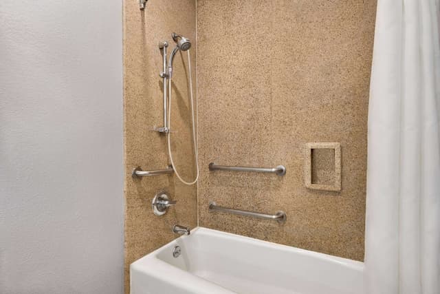 Days Inn & Suites by Wyndham Houston Hobby Airport-1 King Bed Suite, Non-Smoking-5