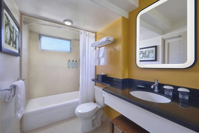 Courtyard by Marriott Waikiki Beach-Deluxe Room, 1 King Bed, Balcony-5