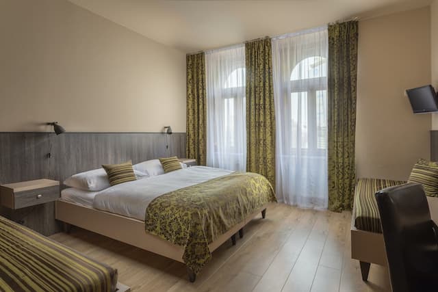 Prague Centre Plaza-Triple Room-5