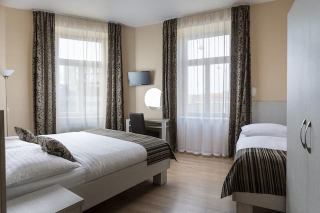 Prague Centre Plaza-Triple Room-6