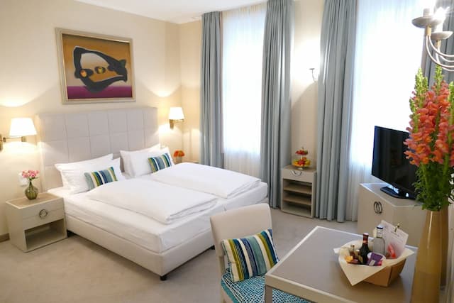 Hotel an der Oper-Double Room, Courtyard View-1