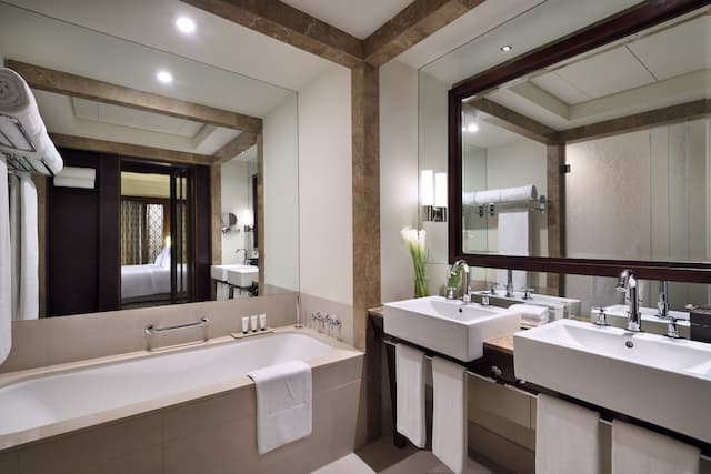 팰리스 다운타운-Deluxe Lake View Room-5