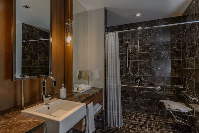 洛登酒店-Accessible King-4