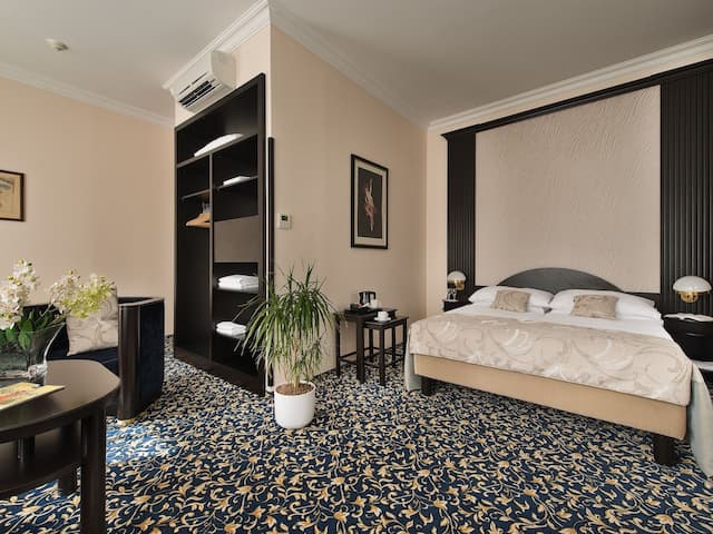 EA Hotel Royal Esprit-Triple Room-1