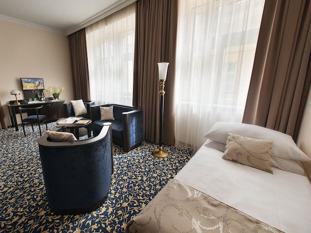 EA Hotel Royal Esprit-Triple Room-2