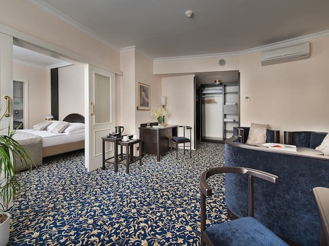 EA Hotel Royal Esprit-Family Room-1