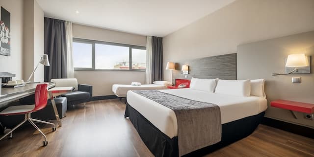 Hotel ILUNION Barcelona-Triple Room-1
