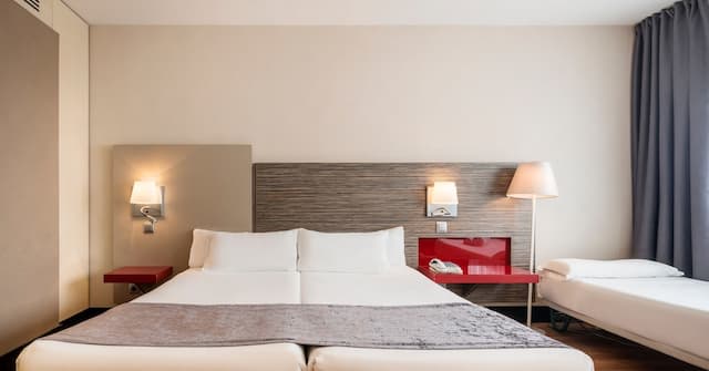 Hotel ILUNION Barcelona-Triple Room-2