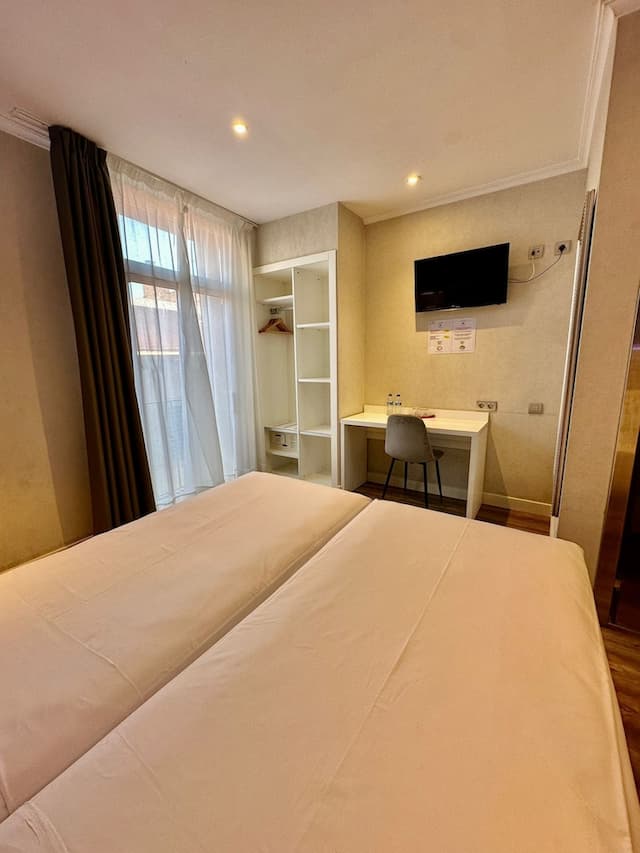 Standbyme Ramblas-Standard Twin Room-2