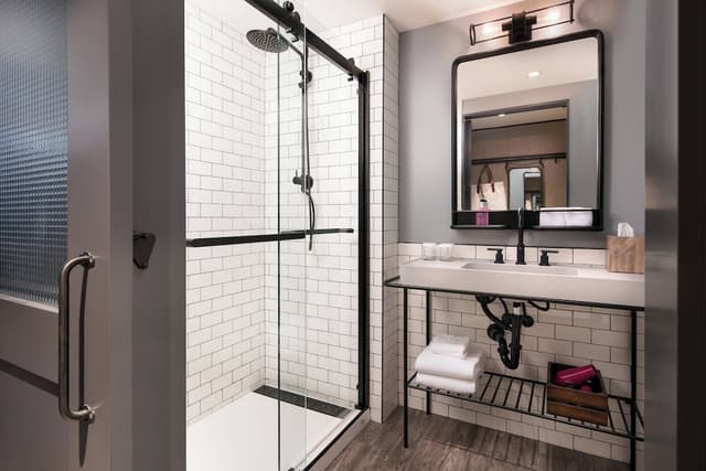 MOXY Seattle Downtown-Deluxe Room, 1 King Bed (Hearing Accessible)-8