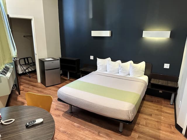 Feather Factory-Room, 1 Queen Bed-2