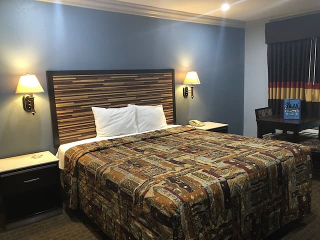 La Mirage Inn LAX Airport-Room, 1 King Bed, Smoking-1