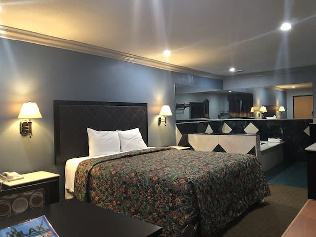 La Mirage Inn LAX Airport-Suite, 1 King Bed, Smoking, Jetted Tub-2