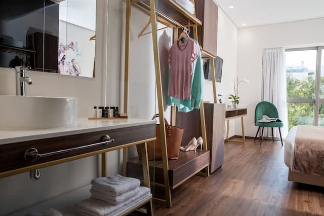 B4B アテネ シグネチャー ホテル-トリプルルーム シティビュー-5