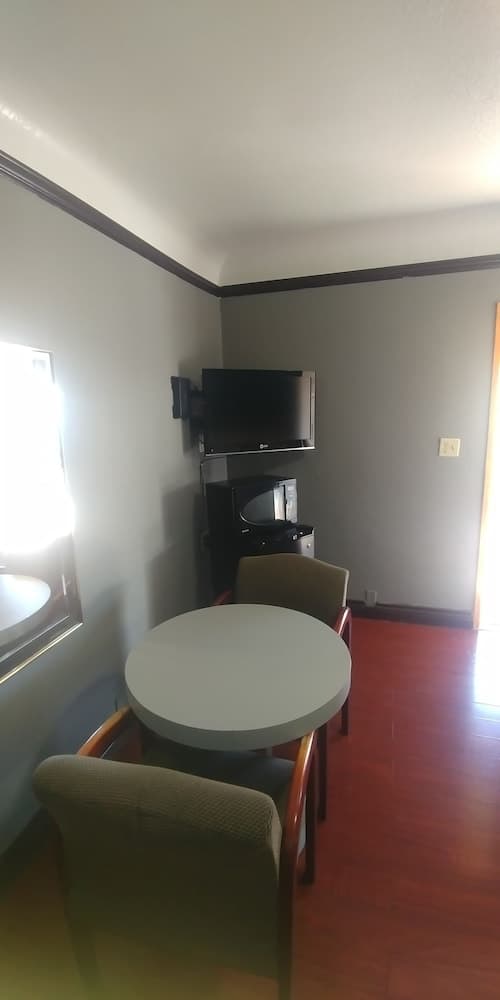 Travel Eagle Inn Motel-Basic Room, 1 King Bed-4