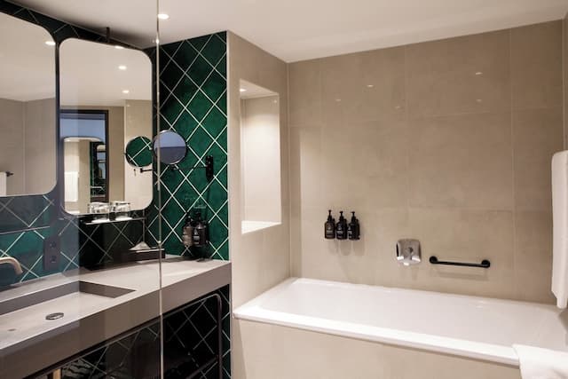 ホテル インディゴ ベルリン - イースト サイド ギャラリー by IHG-プレミアム ルーム クイーンベッド 1 台 (East Side Gallery View)-10