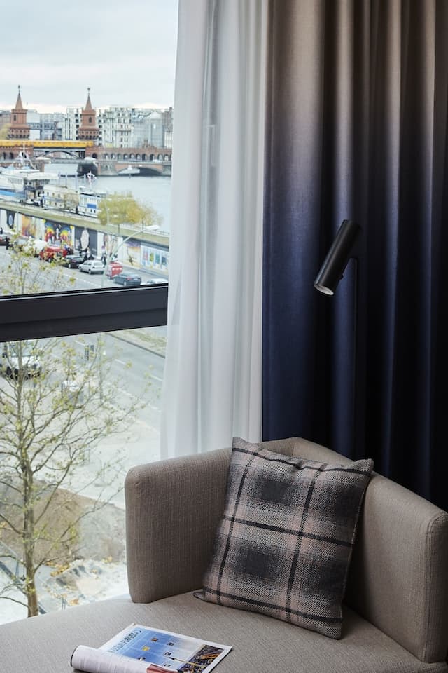 ホテル インディゴ ベルリン - イースト サイド ギャラリー by IHG-プレミアム ルーム クイーンベッド 1 台 (East Side Gallery View)-11