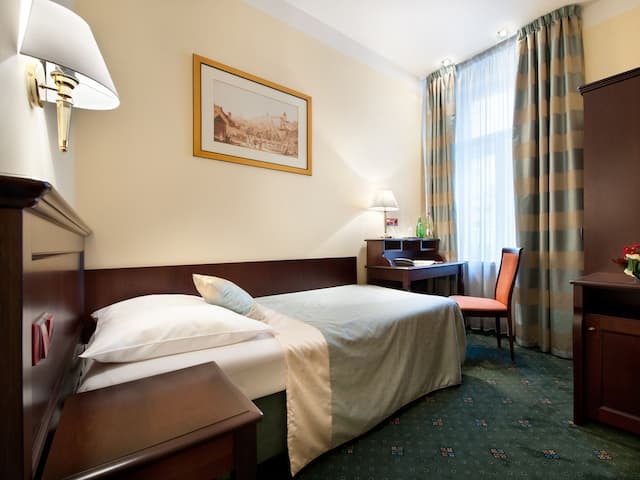 EA Hotel Downtown-Single Room-1