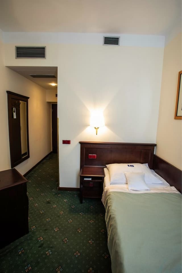 EA Hotel Downtown-Single Room-4