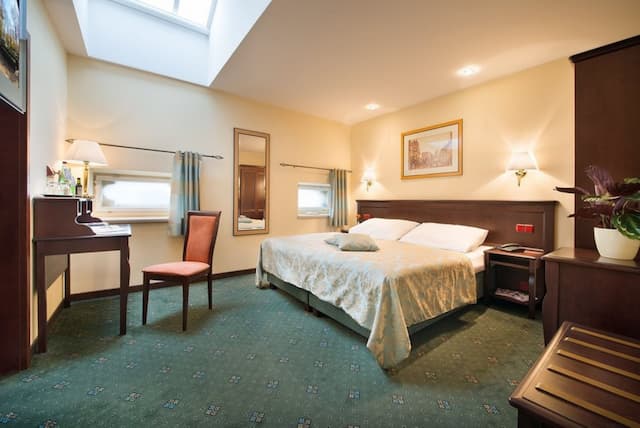 EA Hotel Downtown-Executive Double Room-4