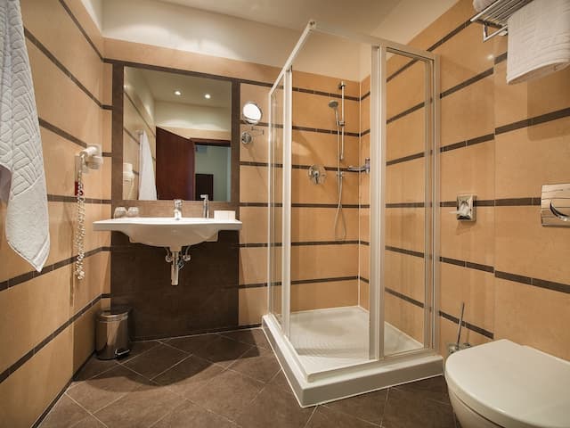 EA Hotel Downtown-Double or Twin Room-9