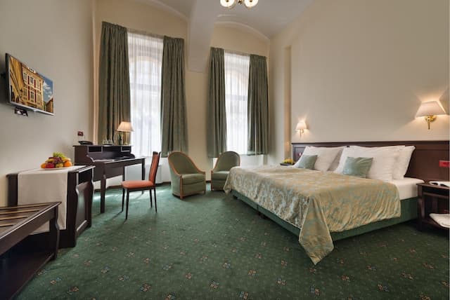 EA Hotel Downtown-Executive Double Room-6