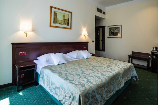 EA Hotel Downtown-Double or Twin Room-7