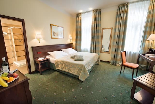 EA Hotel Downtown-Executive Double Room-3