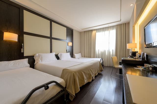 Hotel Maydrit Airport-Triple Room-2