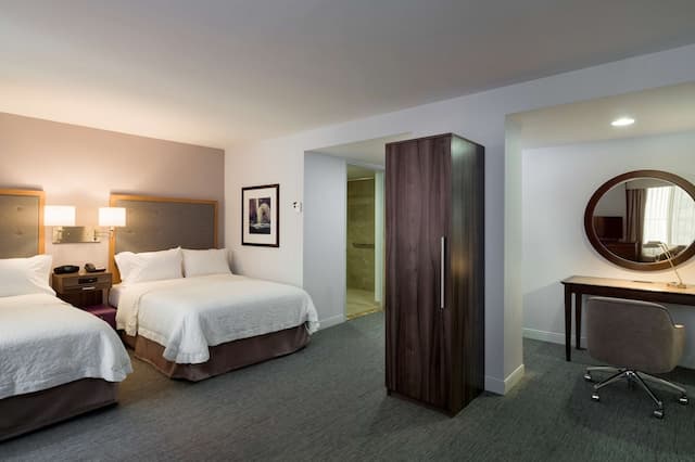 Hampton Inn Manhattan/Times Square South-Suite, Accessible, Non Smoking (Roll-in Shower)-4