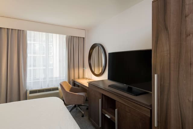 Hampton Inn Manhattan/Times Square South-Room, 1 King Bed, Non Smoking-4