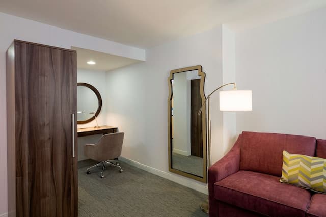 Hampton Inn Manhattan/Times Square South-Suite, Accessible, Non Smoking (Roll-in Shower)-5