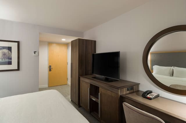 Hampton Inn Manhattan/Times Square South-Room, Accessible, Non Smoking (Roll-in Shower)-3