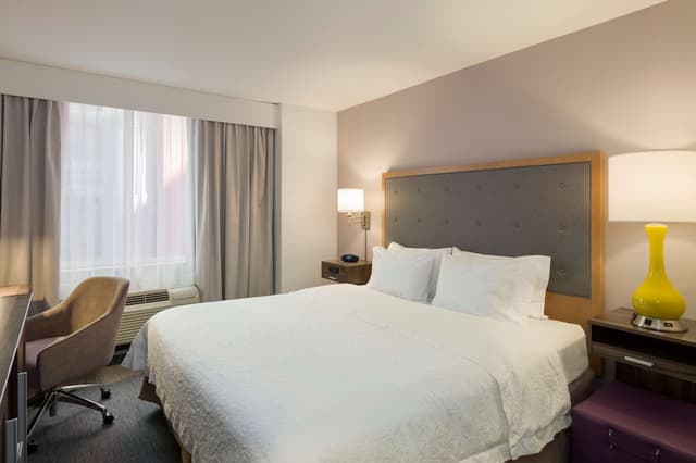 Hampton Inn Manhattan/Times Square South-Room, Accessible, Non Smoking (Roll-in Shower)-4