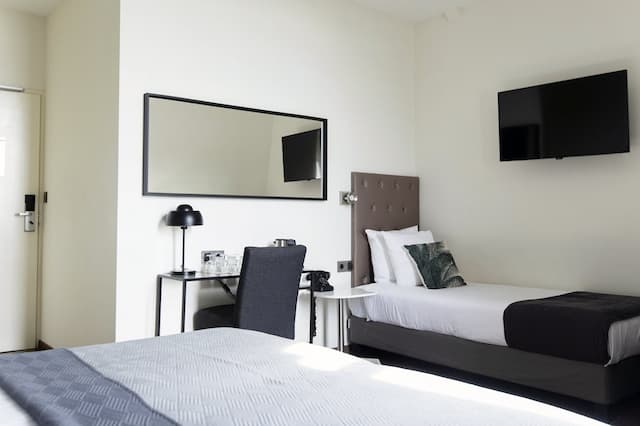 クエンティン アムステルダム ホテル-トリプルルーム 専用バスルーム カナルビュー-2