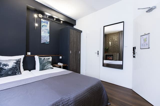 クエンティン アムステルダム ホテル-スタンダード トリプルルーム 専用バスルーム-6