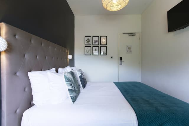 クエンティン アムステルダム ホテル-ダブルルーム 専用バスルーム カナルビュー-3