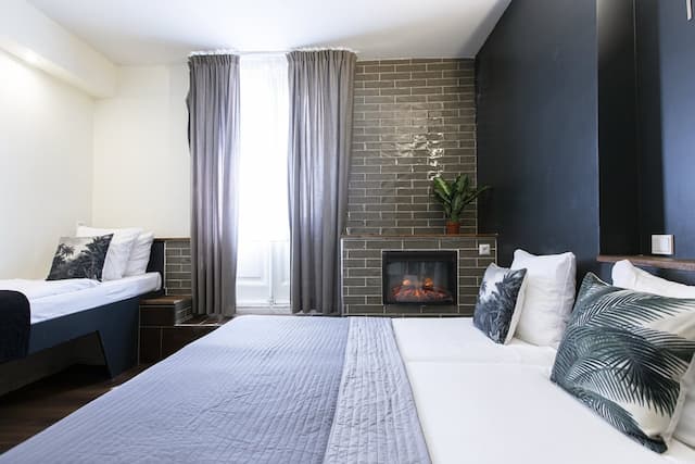 クエンティン アムステルダム ホテル-スタンダード トリプルルーム 専用バスルーム-1