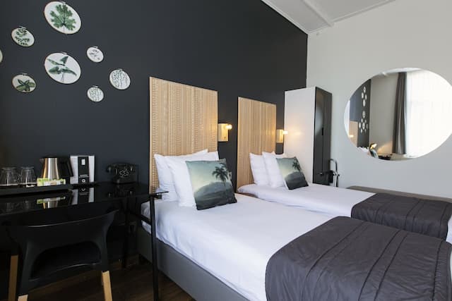 クエンティン アムステルダム ホテル-ツインルーム 専用バスルーム カナルビュー-18